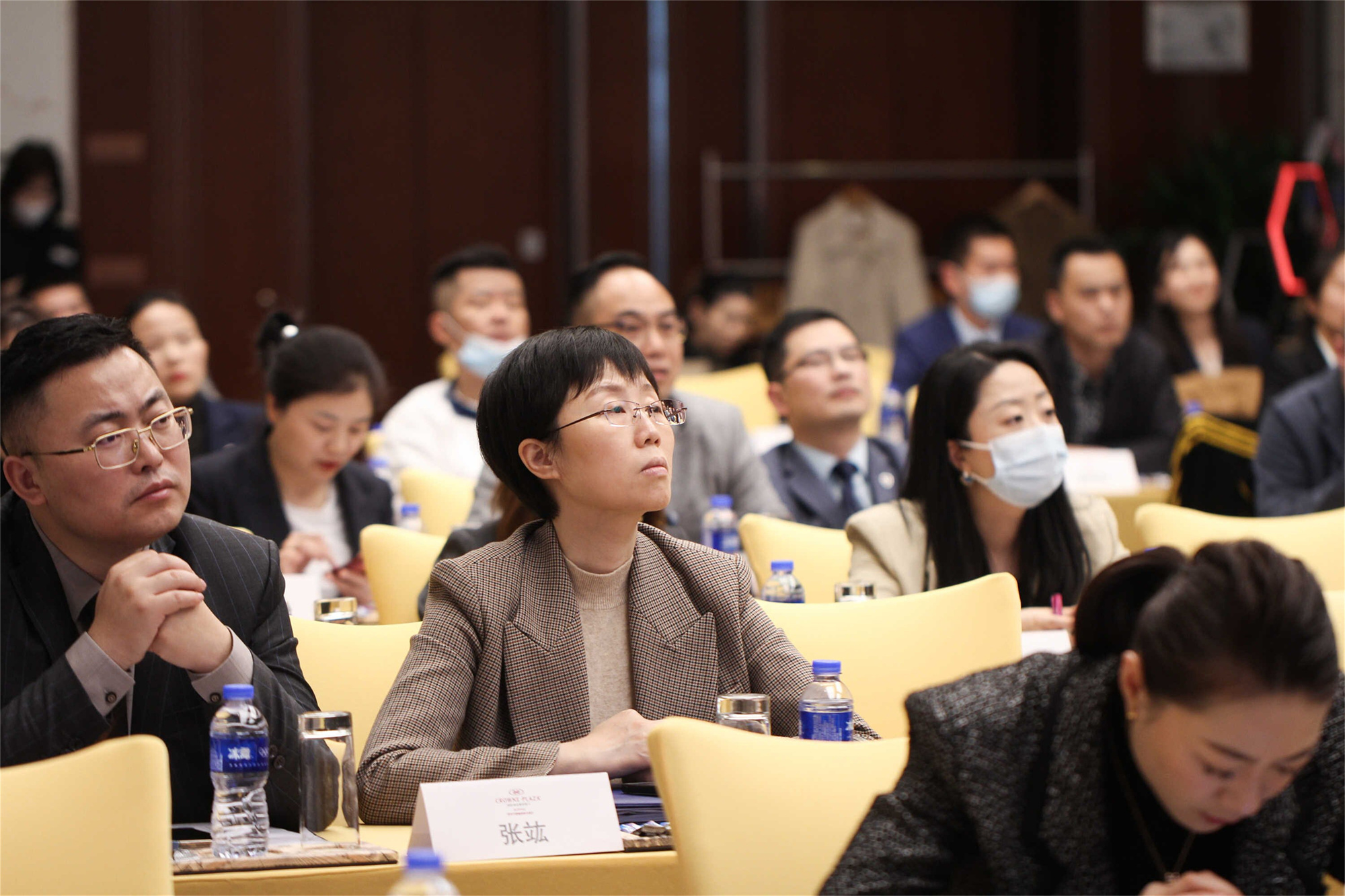 1677723457544516.jpg 臺(tái)下1.jpg