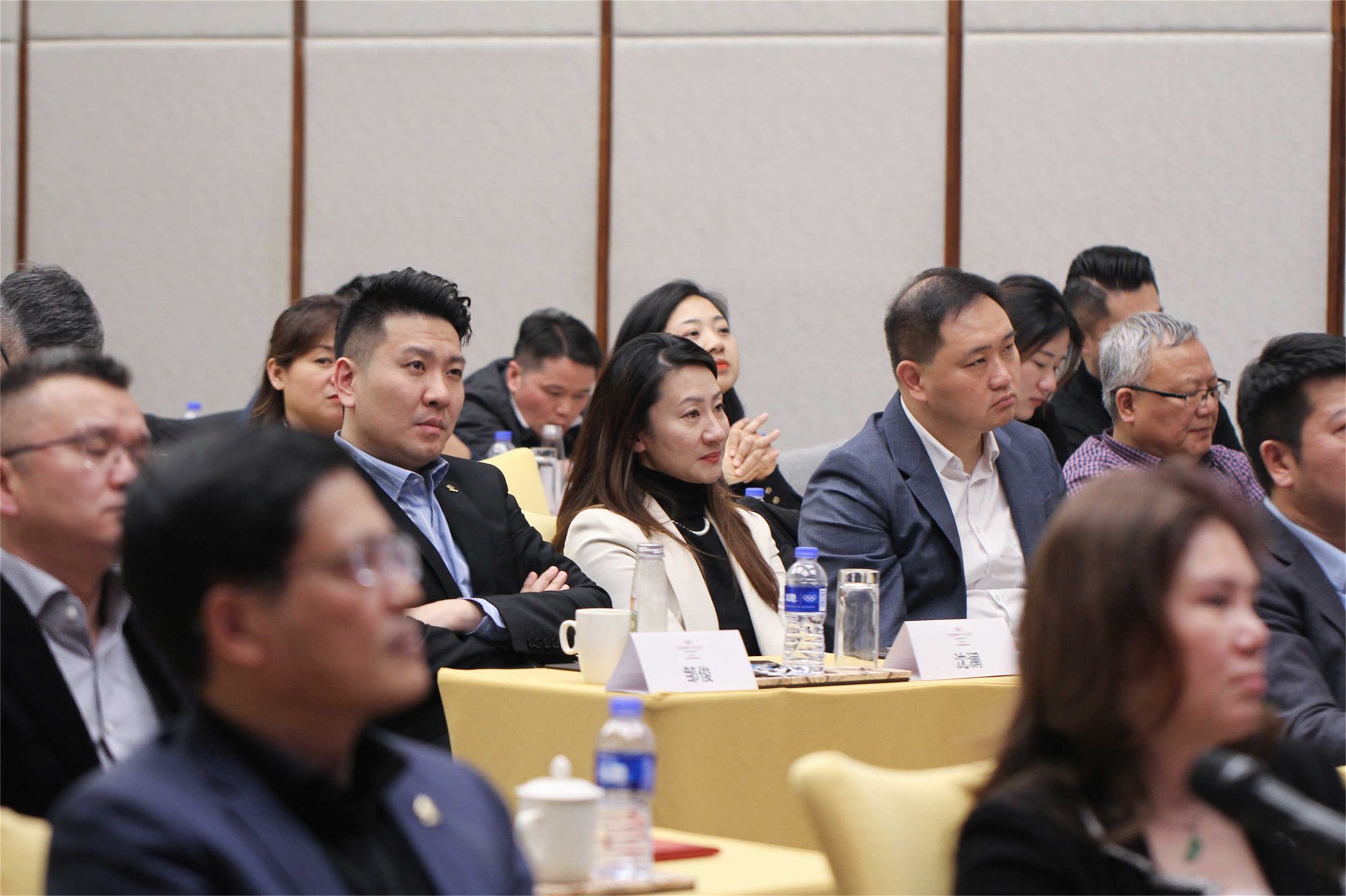 1677723464913379.jpg 臺(tái)下2.jpg